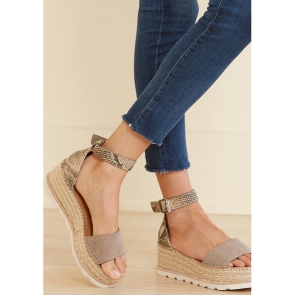 NWOT AGOLDE NICO HIGH RISE SLIM FRAYED CHEWED HEM SZ 30 - Picture 3 of 16